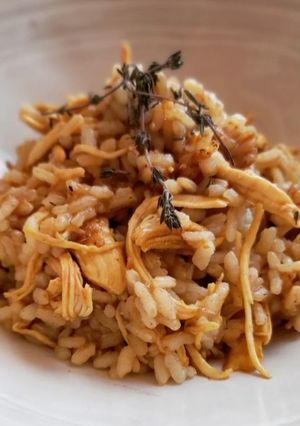 Una foto de Arroz con pollo al ras el-hanout