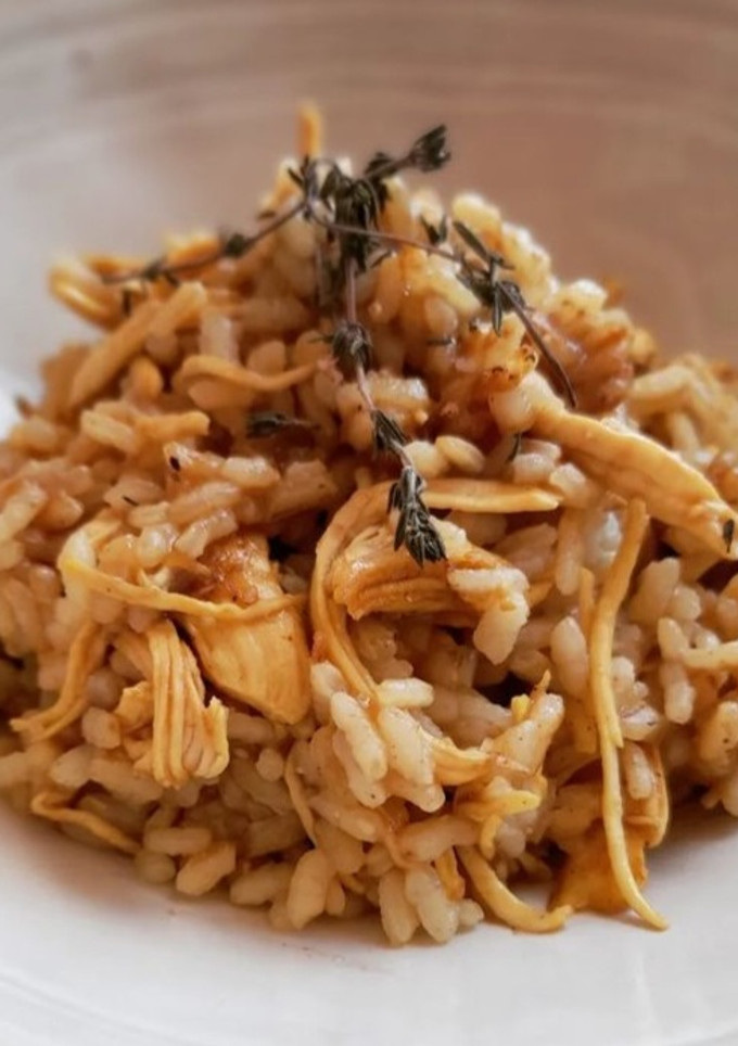 Una foto de Arroz con pollo al ras el-hanout