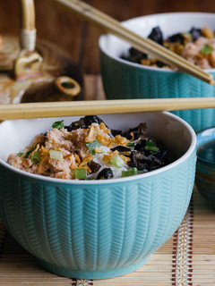 Una foto de Sopa de fideos de arroz con carne de cangrejo y setas. Receta vietnamita