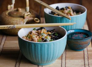 Foto principal de Sopa de fideos de arroz con carne de cangrejo y setas. Receta vietnamita