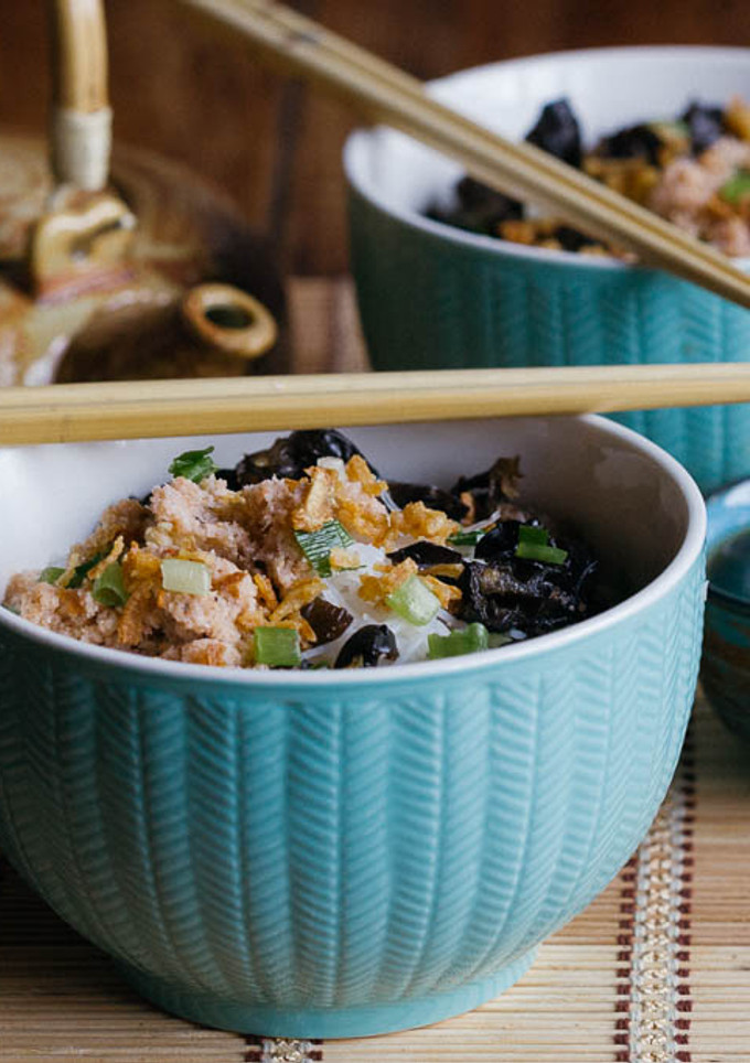 Una foto de Sopa de fideos de arroz con carne de cangrejo y setas. Receta vietnamita