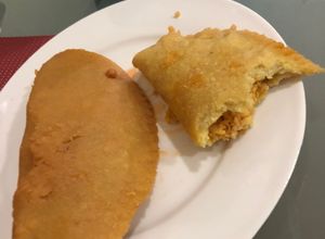 Una foto de Empanada pollo reciclada rastafarie