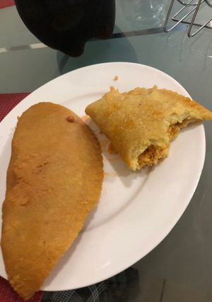 Una foto de Empanada pollo reciclada rastafarie