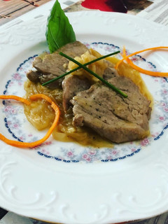 Una foto de Solomillo de cerdo encebollado