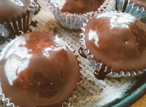 Una foto de Muffins marmolados con cobertura kinder