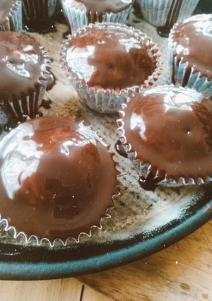 Una foto de Muffins marmolados con cobertura kinder