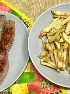 Una foto de Chuletón con patatas fritas