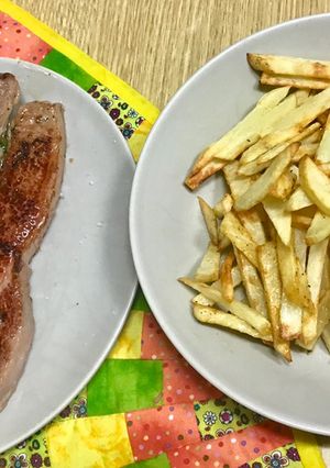 Una foto de Chuletón con patatas fritas