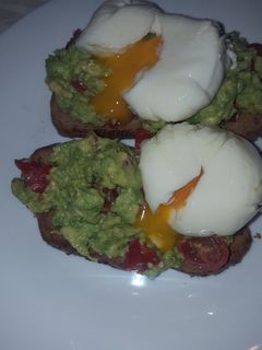 Una foto de Tostadas aguacate y huevo pouche