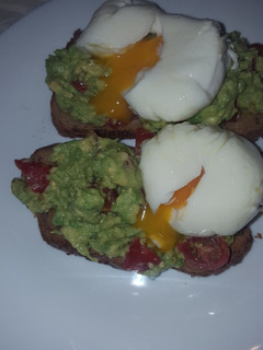 Una foto de Tostadas aguacate y huevo pouche