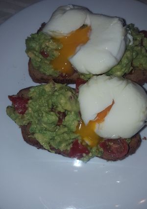 Una foto de Tostadas aguacate y huevo pouche