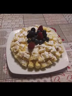Foto di Torta mimosa agli agrumi con frutti di bosco