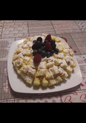 Foto di Torta mimosa agli agrumi con frutti di bosco