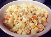 Una foto de ensalada de surimi y manzana