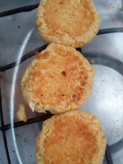 Una foto de Hamburguesas de garbanzos con coliflor 💜🍀❤️🍀💛🍀