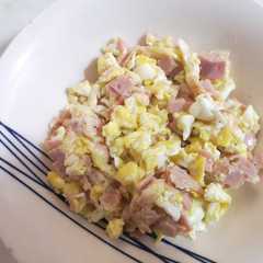 Una foto de Huevos revueltos con jamón y queso