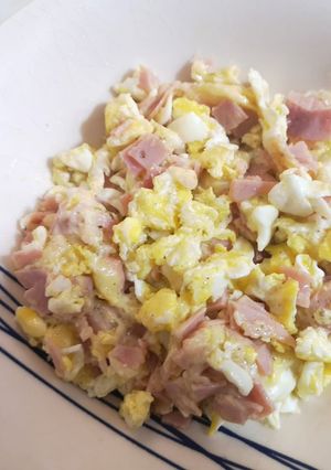 Una foto de Huevos revueltos con jamón y queso