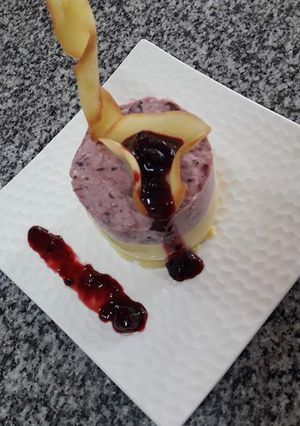 Una foto de Bavaroise de chocolate blanco y frutos rojos