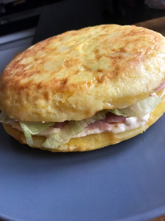 Una foto de Tortilla de patatas rellena! 🤤🍽