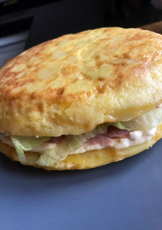 Una foto de Tortilla de patatas rellena! 🤤🍽