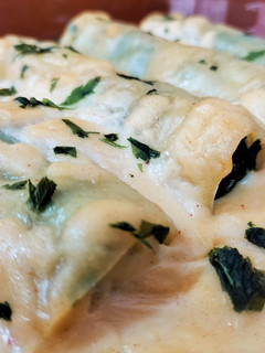 Una foto de Canelones de rape y espinacas con bechamel al pimentón