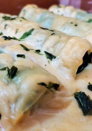Una foto de Canelones de rape y espinacas con bechamel al pimentón