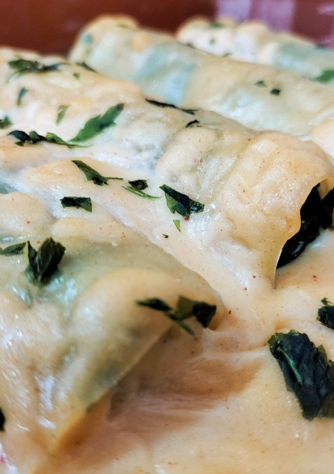 Una foto de Canelones de rape y espinacas con bechamel al pimentón