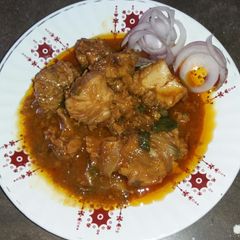 A picture of Chicken shahi curry.