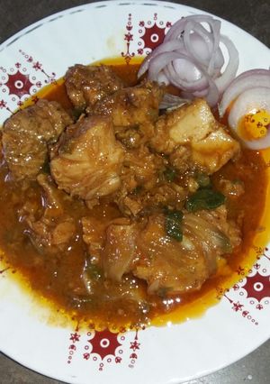 A picture of Chicken shahi curry.