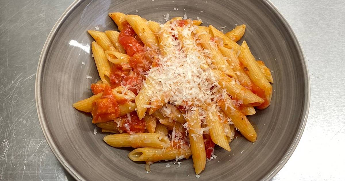 Penne al'arrabiata (pasta with a spicy tomato sauce) Recipe by Nadine  Schweitzer - Cookpad