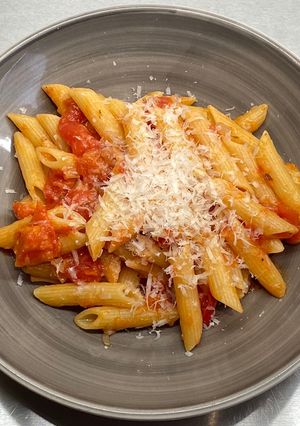 A picture of Penne al'arrabiata (pasta with a spicy tomato sauce).