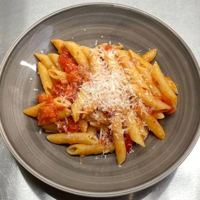 Penne al'arrabiata (pasta with a spicy tomato sauce) Recipe by Nadine  Schweitzer - Cookpad