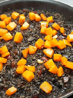 Una foto de Arroz integral negro con calabaza