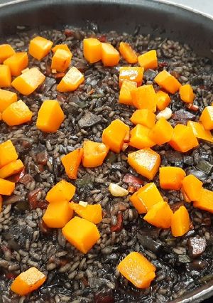 Una foto de Arroz integral negro con calabaza