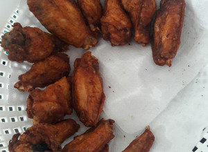 Una foto de Alas te pollo Fritas a mi estilo 😊