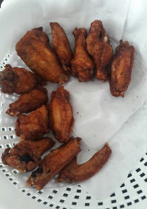Una foto de Alas te pollo Fritas a mi estilo 😊