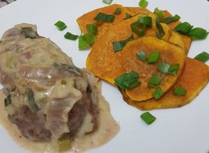 Una foto de Bondiola al verdeo con batatas fritas