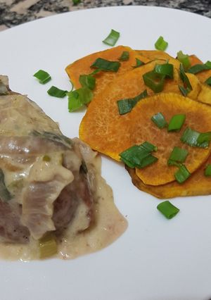 Una foto de Bondiola al verdeo con batatas fritas