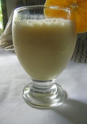 Una foto de Batido fresco de banana y naranja