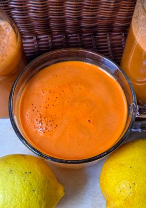 Una foto de Jugo de zanahoria y limón + infusión de cáscara de limón y jengibre 🍋 recetita de aprovechamiento 🥕🍋