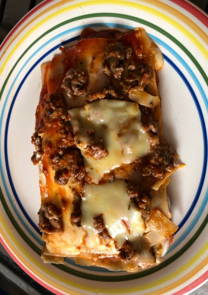 Una foto de Lasaña Boloñesa con salsa blanca