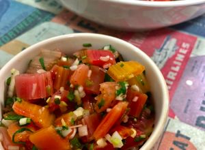Una foto de Ceviche de tallos de acelga