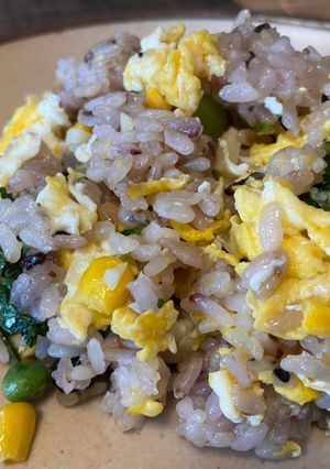 Hình của món Cơm rang thập cẩm với lá cần tây (Fried rice with celery leaves).