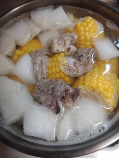 白蘿蔔玉米排骨湯 的食譜成品照片