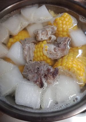白蘿蔔玉米排骨湯 的食譜成品照片