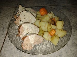Una foto de Solomillo de cerdo al horno con papas y salsa de pimienta
