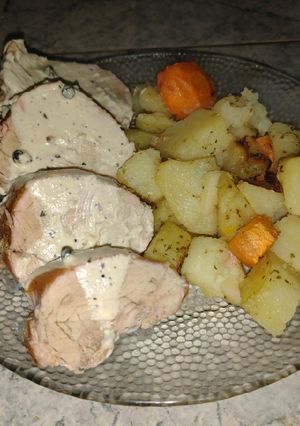 Una foto de Solomillo de cerdo al horno con papas y salsa de pimienta