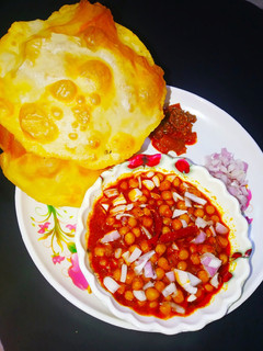 छोले भटूरे (chole bhature recipe in Hindi) रेसिपी मुख्य फोटो