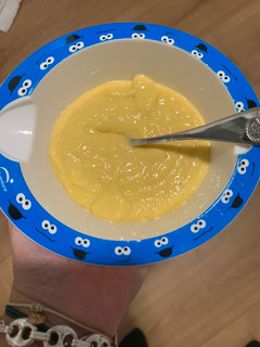 Una foto de Papilla de mango y galleta