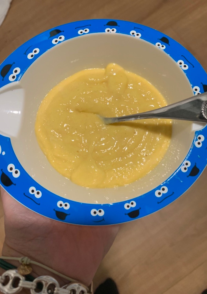 Una foto de Papilla de mango y galleta